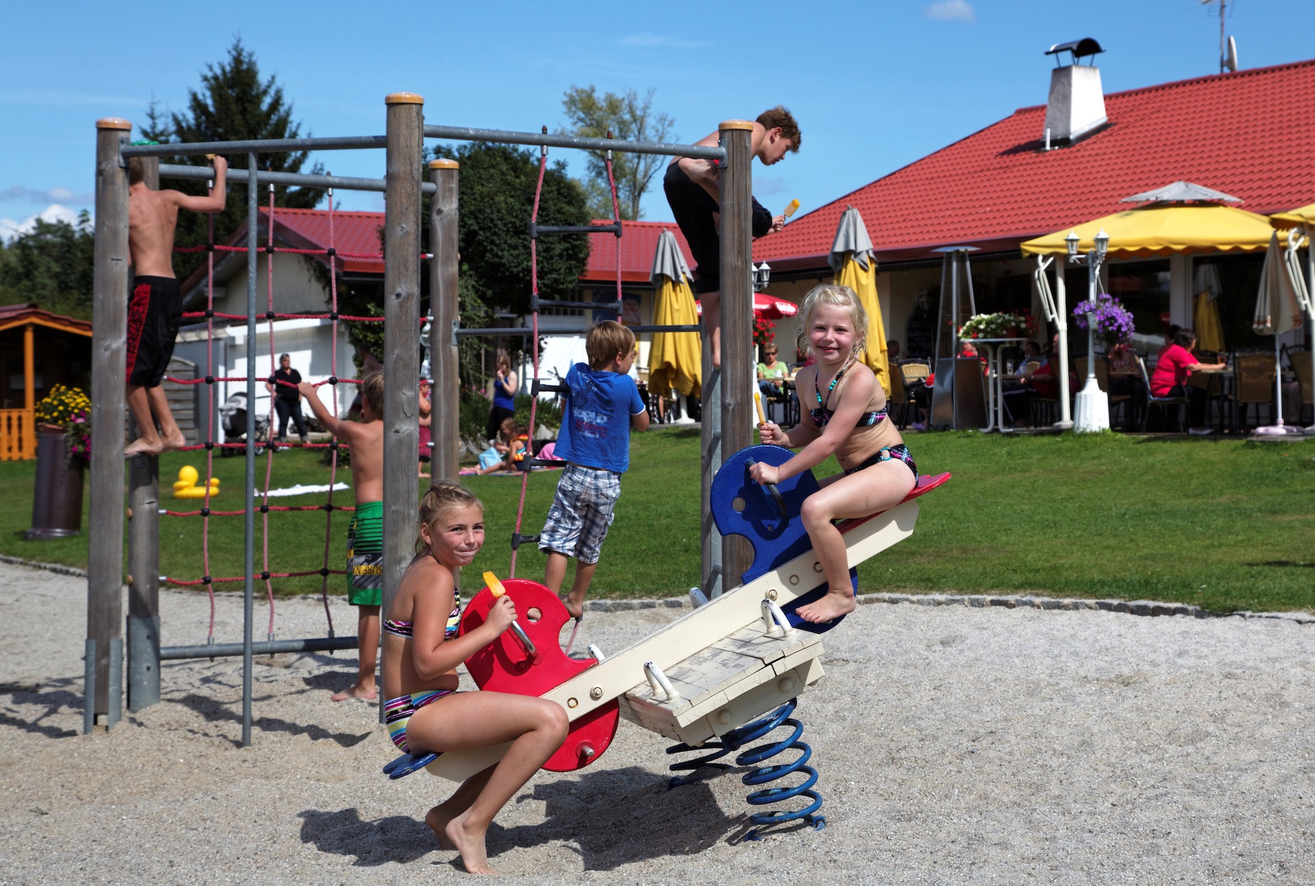 Spaß auf dem Kinderspielplatz - Kinder spielen am Strandbad - Camping mit Kindern