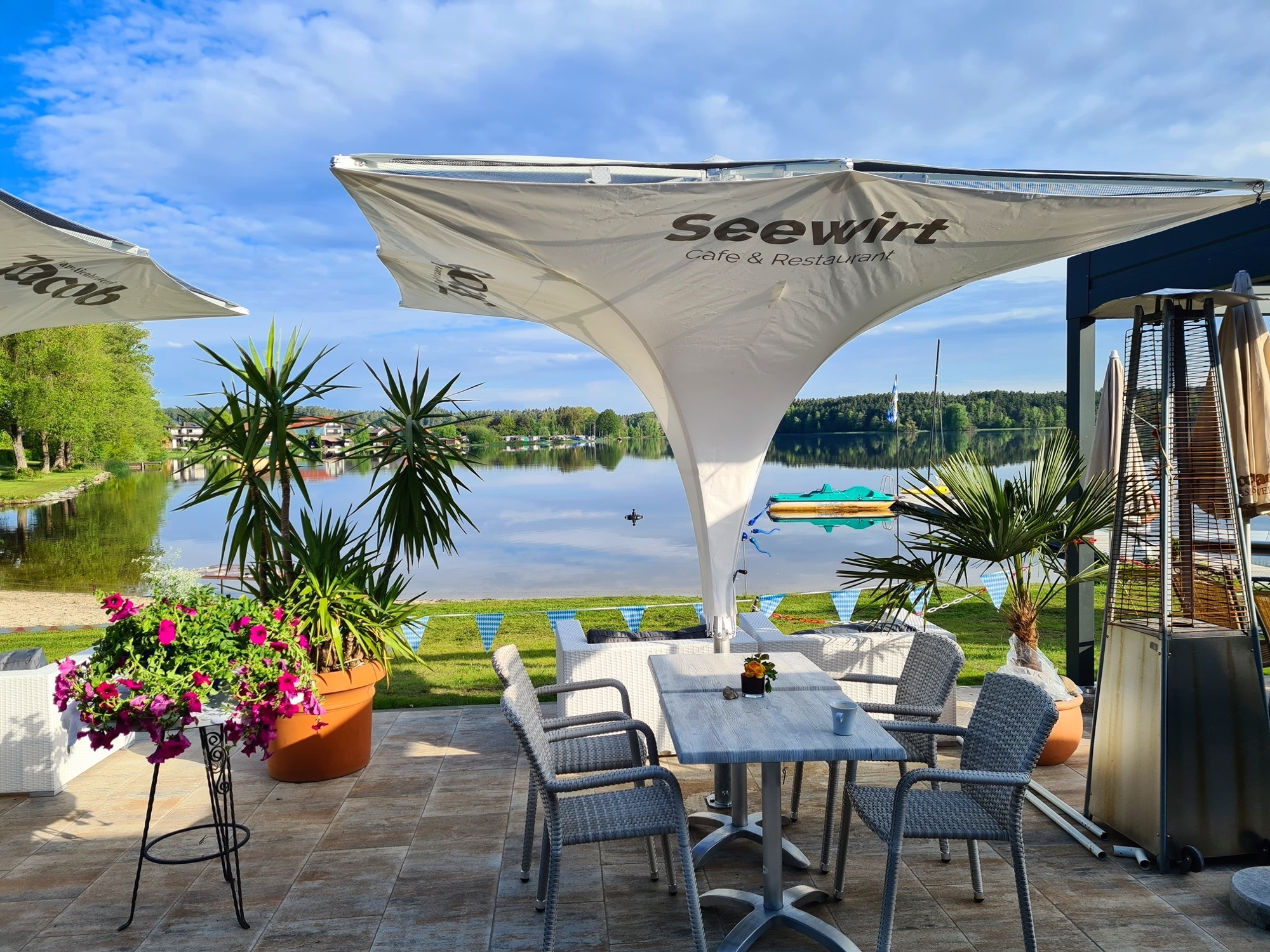 Terrasse mit Blick am See - Restaurant Seewirt Neubäu