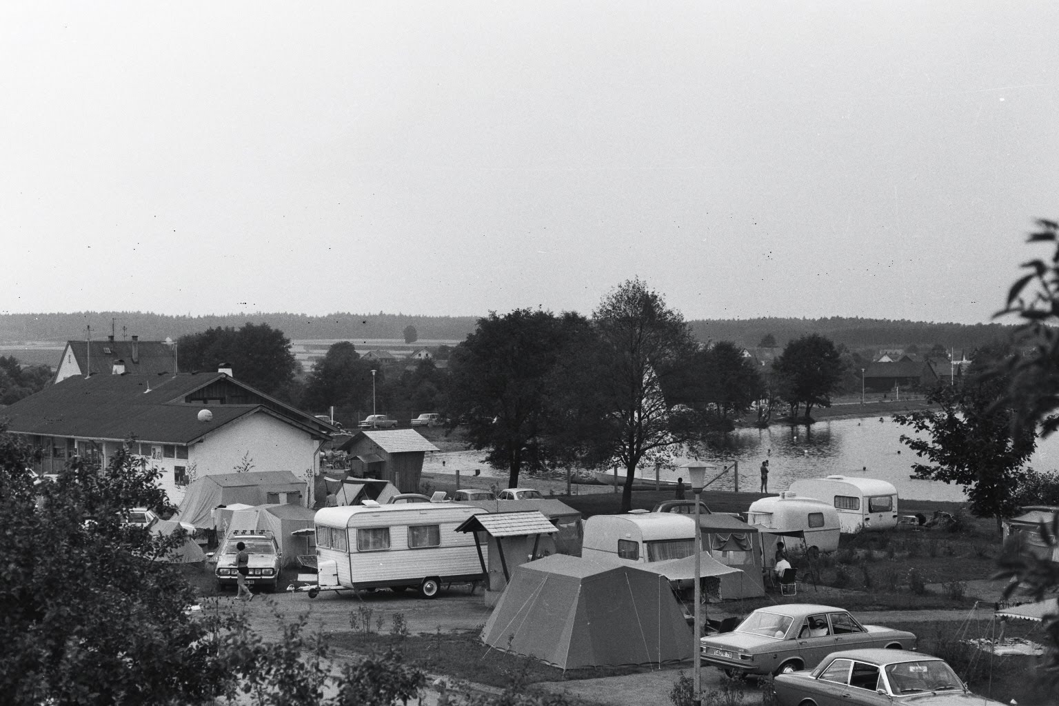 Damals - Neubäuer See Campingplatz Zelte Wohnwagen und Autos früher
