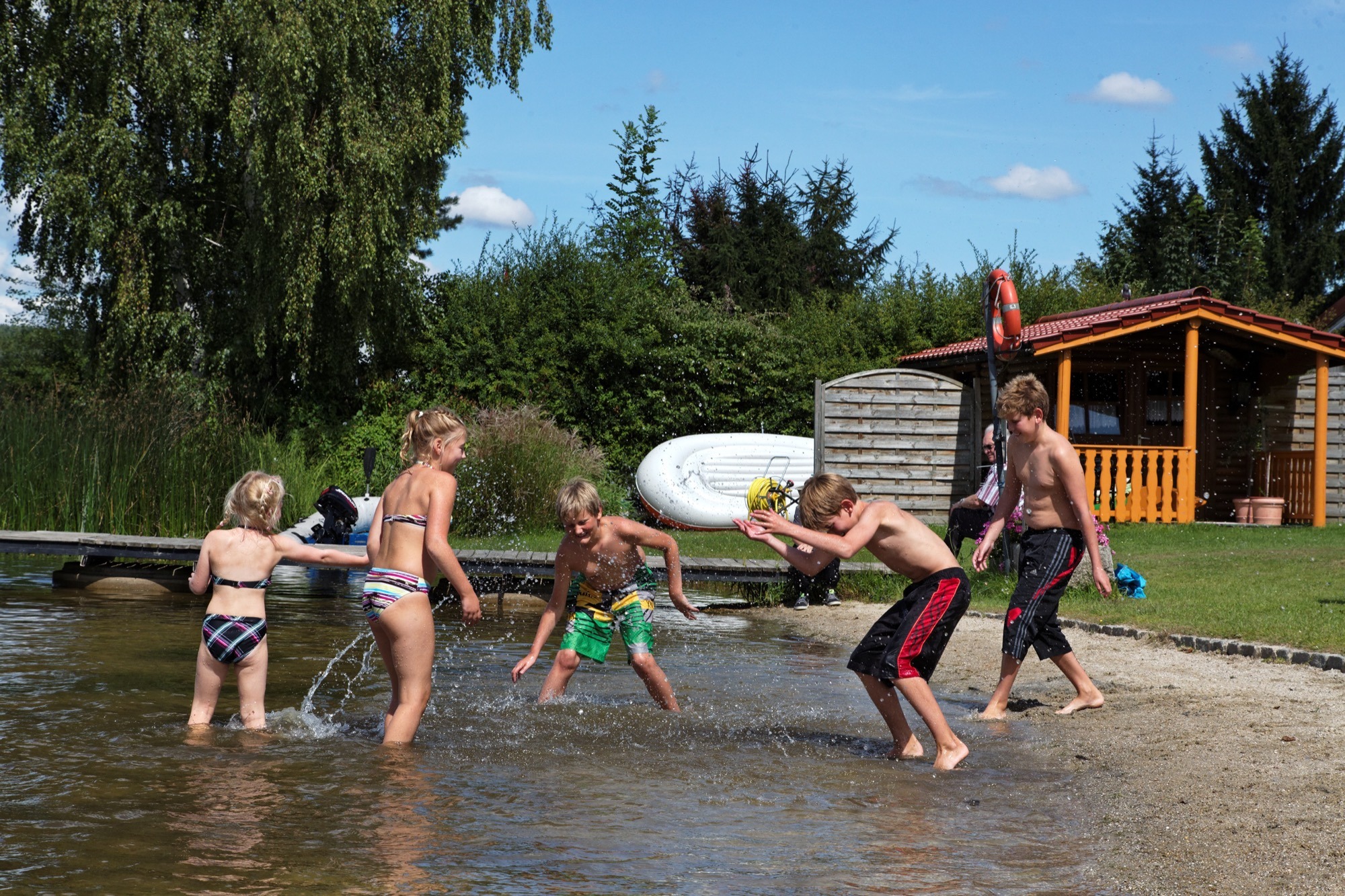 Kinder plantschen im Wasser am Strandbad Neubäu