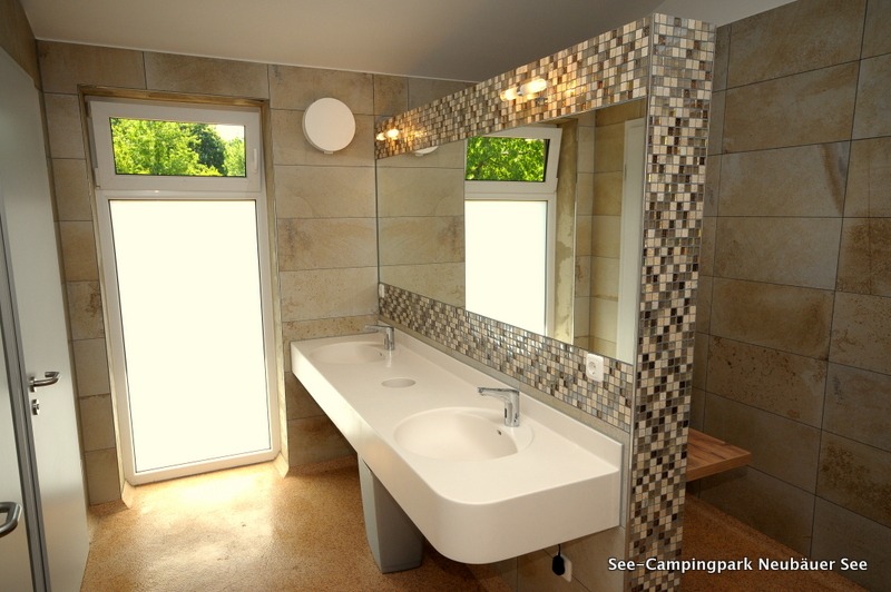 Waschbecken und Spiegel mit Mosaikfliesen - Campingpark Neubäu