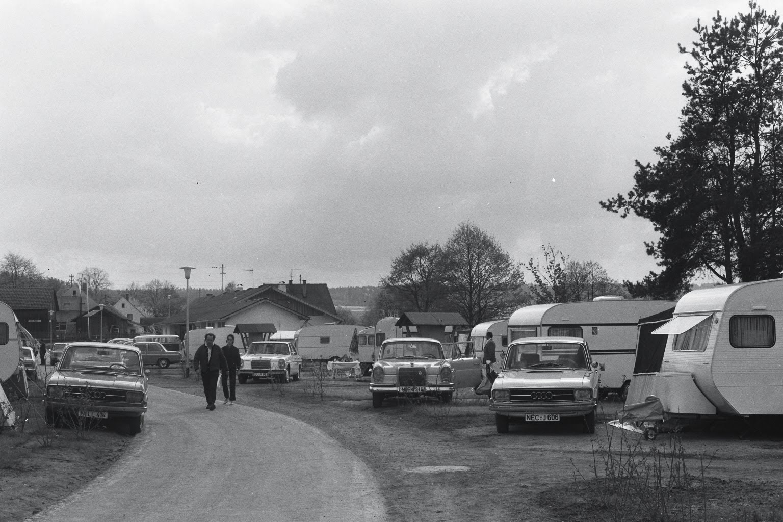 Damals - Neubäuer See Campingplatz Autos mit Wohnwagen früher