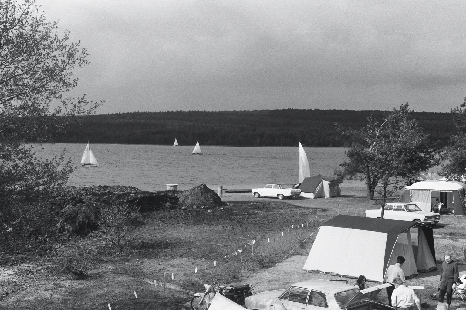 Damals - Neubäuer See Campingplatz Zelte und Segelschiffe am See früher