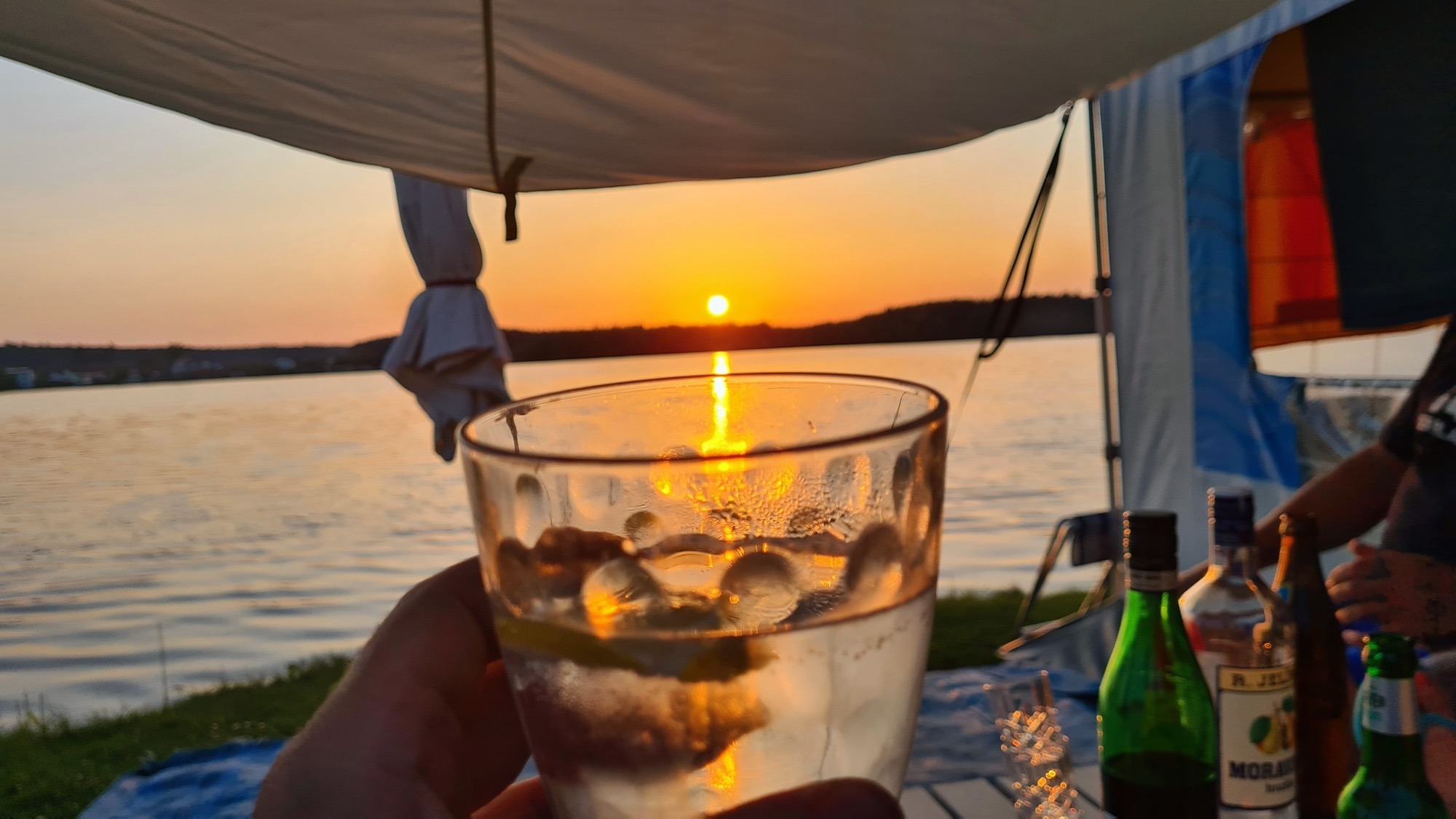 Drinks bei Sonnenuntergang am See in Neubäu