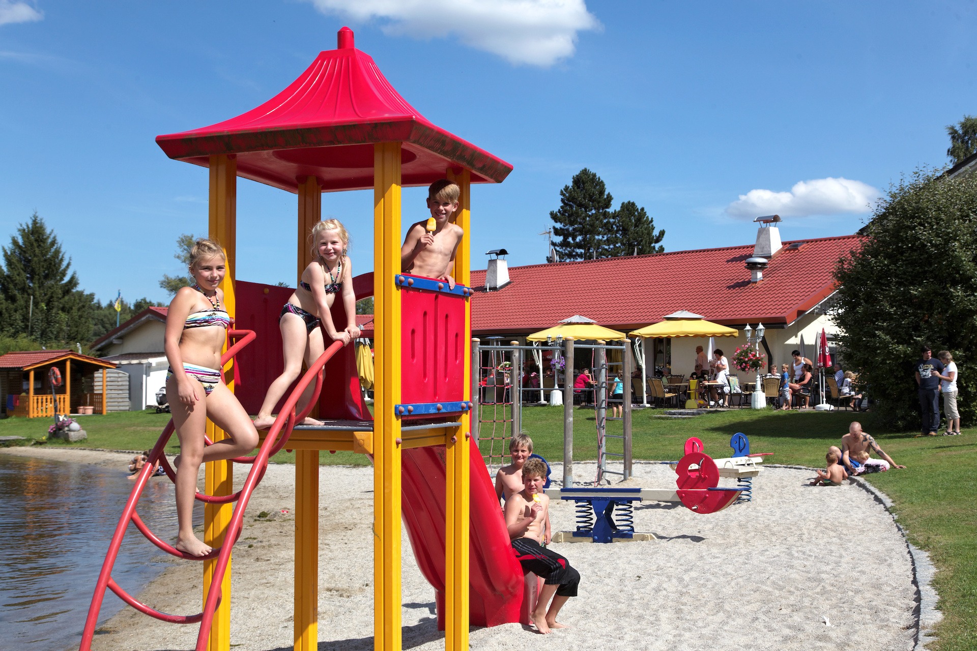 Kinder haben Spaß auf dem Kinderspielplatz am Strandbad Neubäu