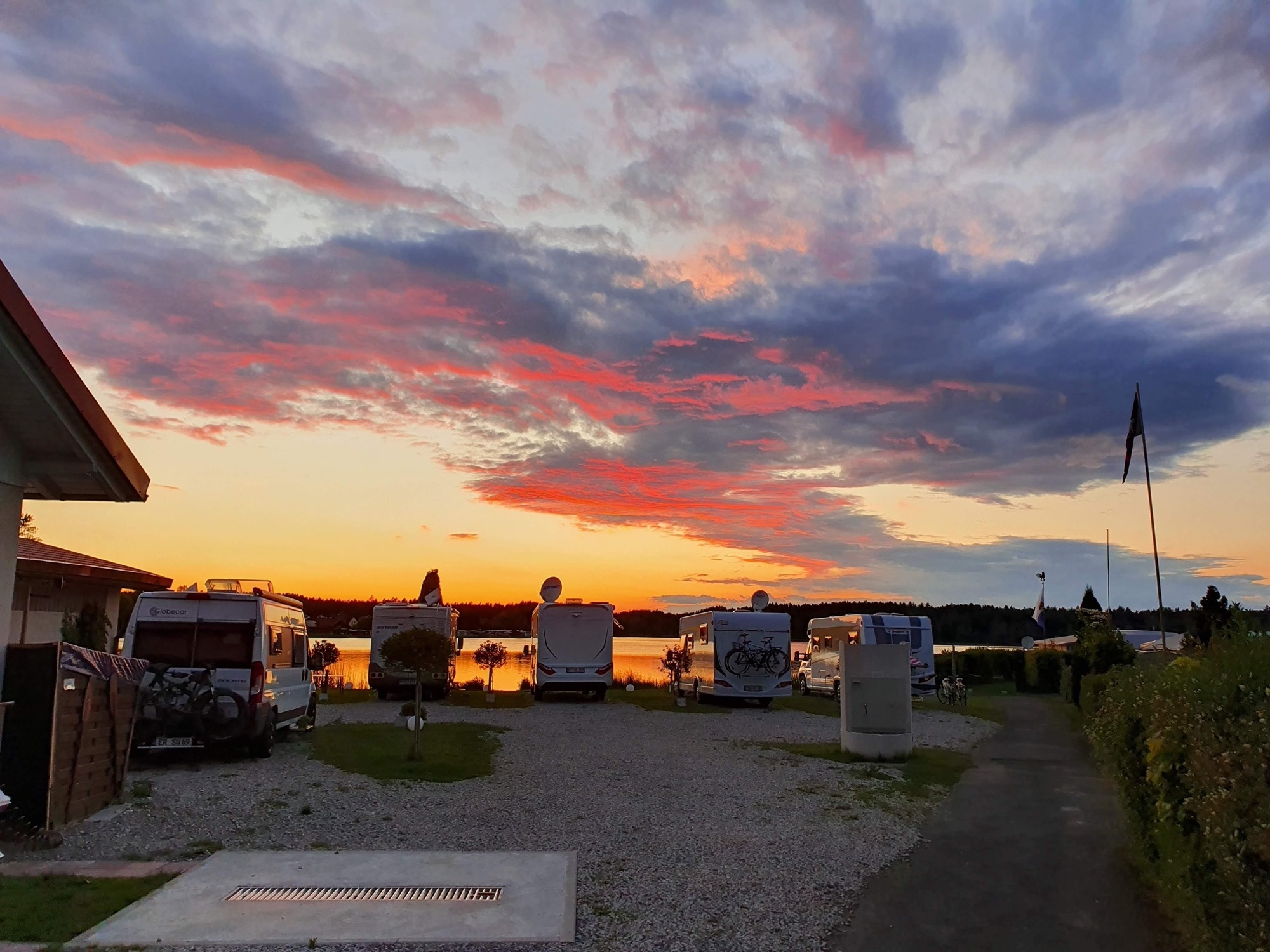 Campingplatz bei Sonnenuntergang - Wohnmobilhafen Sunset - Camping in Bayern